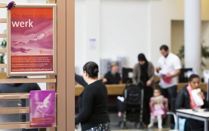 ROTTERDAM – Het valt niet mee voor niet-westerse allochtonen om aan een baan te komen. Uit onderzoek van het Sociaal en Cultureel Planbureau blijkt dat de ongelijke behandeling al begint bij de sollicitatiebrief. Waar een autochtoon in 44 procent van de g