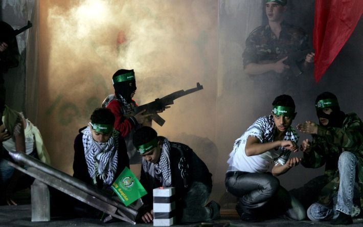 Hamas-jongeren voeren een show op naar aanleiding van het 22-jarige bestaan van de organisatie. De show heet 'Gaza, standvastigheid en overwinning.' Foto EPA.