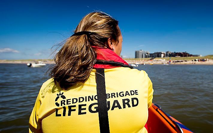 De reddingsbrigade aan het werk voor de kust bij Egmond aan Zee. De sterke stroming in de mui zorgt al tijden voor gevaarlijke situaties in het water. beeld ANP