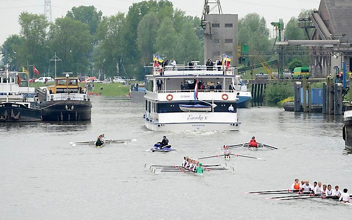 De boot met daarop koning Willem-Alexander en koningin Maxima tijdens een bezoek aan Wageningen. De boot voer ook langs Rhenen. Beeld ANP