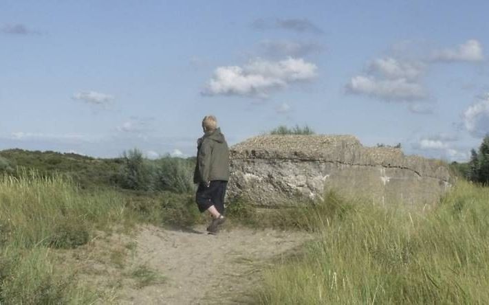 WASSENAAR. Aan de Nederlandse kust liggen veel bunkers en andere restanten van de Duitse Atlantikwall, zoals in de duinen tussen Wassenaar en Katwijk. Foto Dick den Braber