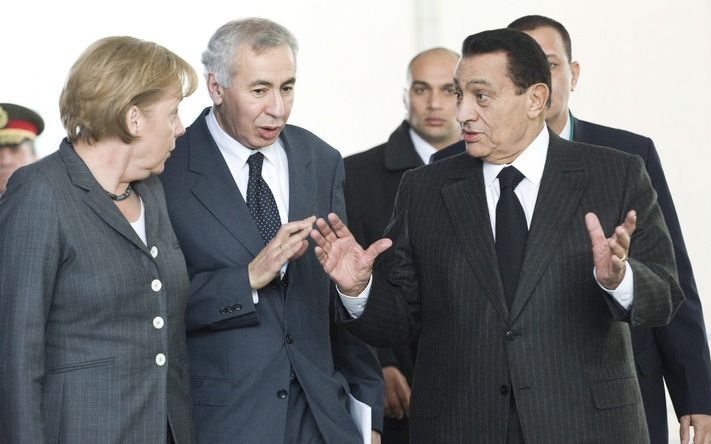 BERLIJN - Mubarak was in Duitsland voor een gesprek met bondskanselier Merkel. Zaterdag is hij geopereerd aan zijn galblaas. Foto EPA