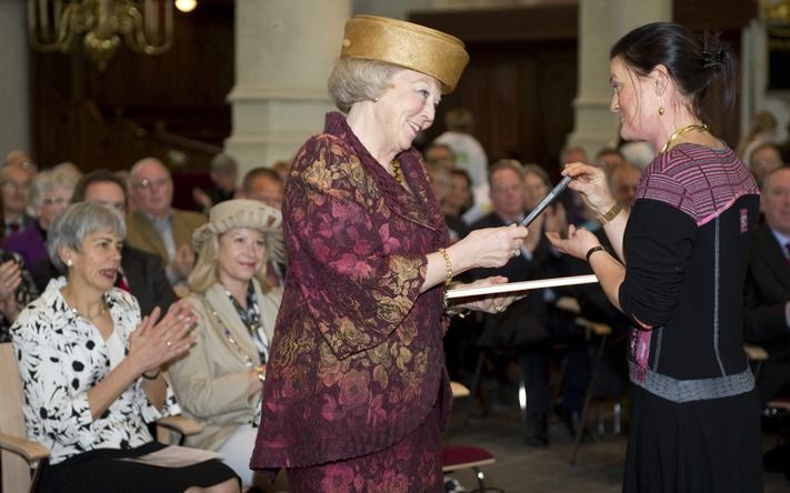 Door een kunstwerk te onthullen heeft koningin Beatrix gisteren de heringerichte Grote Kerk in Schiedam officieel in gebruik genomen.