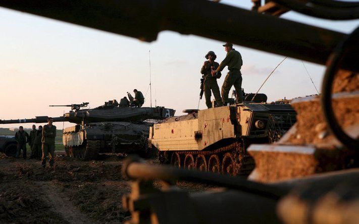 Israëlische militairen staan klaar met hun tanks.Het Israëlische leger heeft maandag bijna al zijn troepen uit het noorden van de Gazastrook teruggetrokken. Een zegsman van de Israëlische strijdkrachten bevestigde dat de operatie wordt afgebouwd. Foto EPA