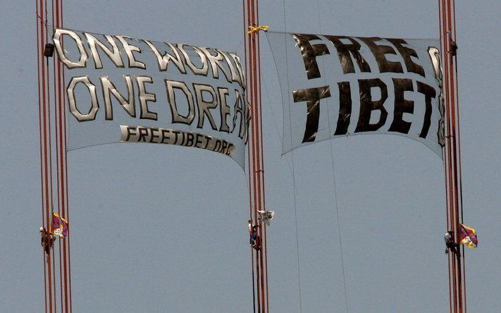 Pro-Tibetbetogers hingen maandag spandoeken op in de Golden Gate Bridge in San Francisco. Foto EPA.