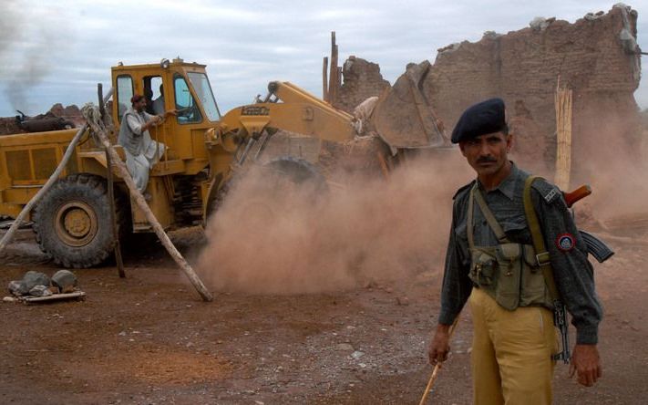 JALOZAI – Pakistan wil van de Afghaanse vluchtelingen in kamp Jalozai af. De bewoners hadden tot 15 april de tijd om vrijwillig te vertrekken. Nu maken bulldozers het kamp met de grond gelijk. Foto IPS