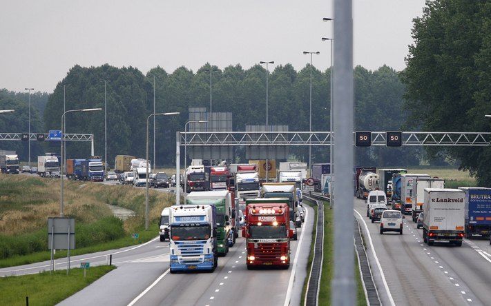 Op diverse snelwegen staan files als gevolg van de acties van de vrachtwagenchauffeurs tegen de brandstofprijzen. Foto ANP