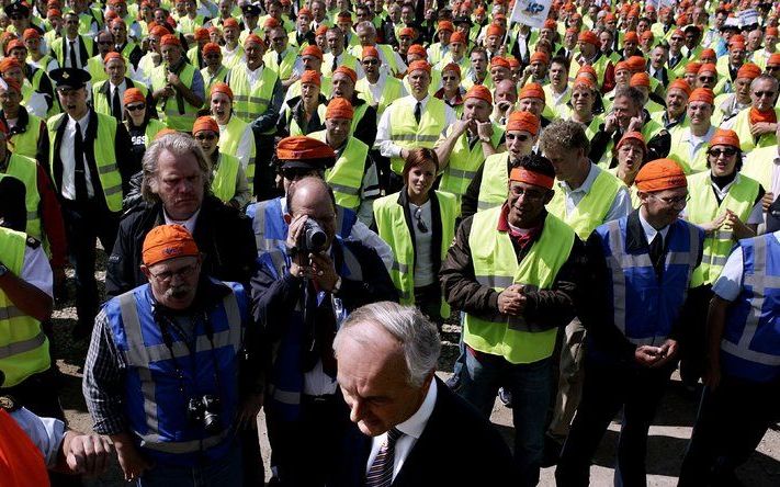 In juni 2005 protesteerden 2500 Zeeuwse politiemensen in Goes massaal tegen de in hun ogen verslechtering van hun arbeidsvoorwaarden. Toenmalig minister Remkes van Binnenlandse Zaken probeerde de zaak te sussen, maar werd massaal uitgefloten. Foto ANP