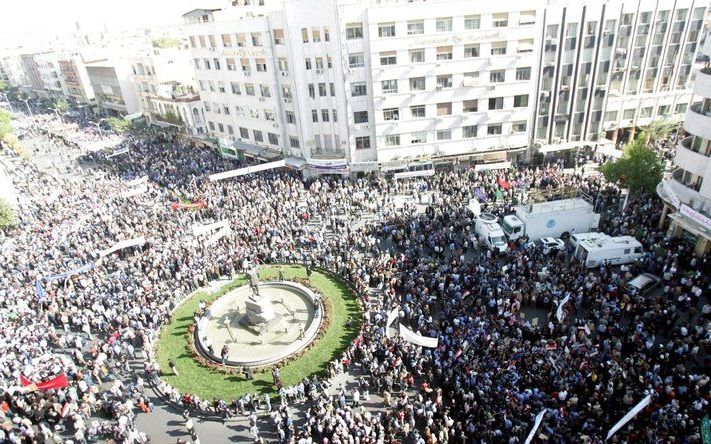 Honderden Syrische oproeragenten bewaakten het gebouw van de Amerikaanse ambassade, maar de demonstranten maakten geen aanstalten om naar de ambassadewijk op te trekken. Na twee uur gingen de betogers naar huis. Foto EPA