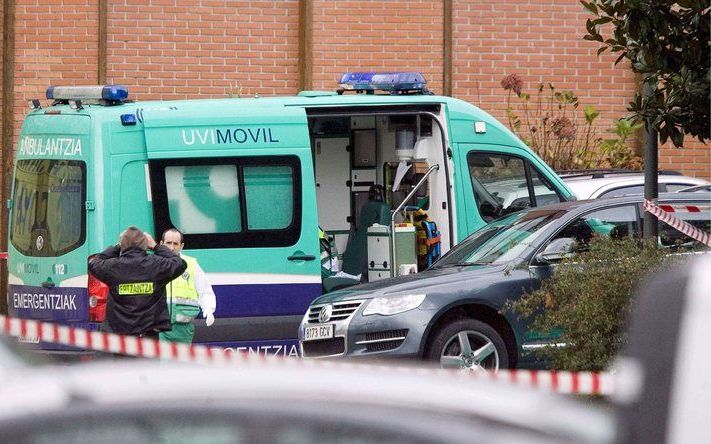 MADRID - Een ambulance op de plaats van de aanslag. Een Spaanse zakenman is woensdag omgekomen bij een aanslag door de Baskische afscheidingsbeweging ETA. Foto EPA