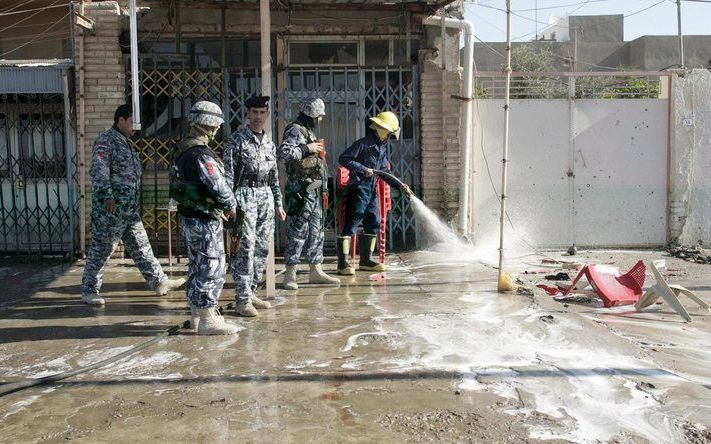 Zeker twintig mensen zijn donderdag om het leven gekomen door twee zelfmoordaanslagen in de Iraakse stad Fallujah, ongeveer 50 kilometer ten westen van de hoofdstad Bagdad. Daarnaast raakten 147 mensen gewond. Foto EPA