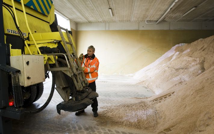 Rijkswaterstaat heeft tot vrijdag al 90 miljoen kilo zout over de Nederlandse rijkswegen uitgestrooid. Foto ANP