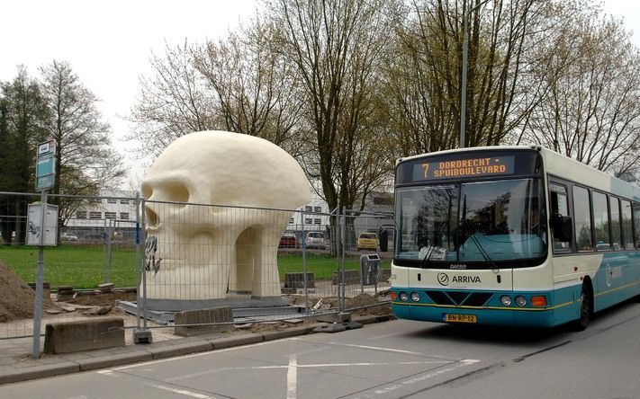 DORDRECHT – Een bushokje in de vorm van een schedel. De kinderen van de Ds. Johannes Bogermanschool in Dordrecht zijn een handtekeningenactie begonnen uit protest tegen het kunstwerk. „Ze vinden het eng. En wij vinden het smakeloos.” Foto Rinie Boon