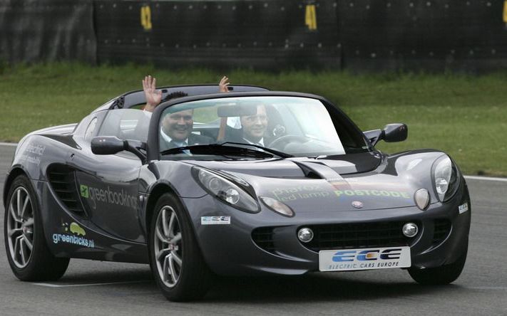 ASSEN - Staatssecretaris De Jager en premier Balkenende in een elektrische sportauto. Foto ANP