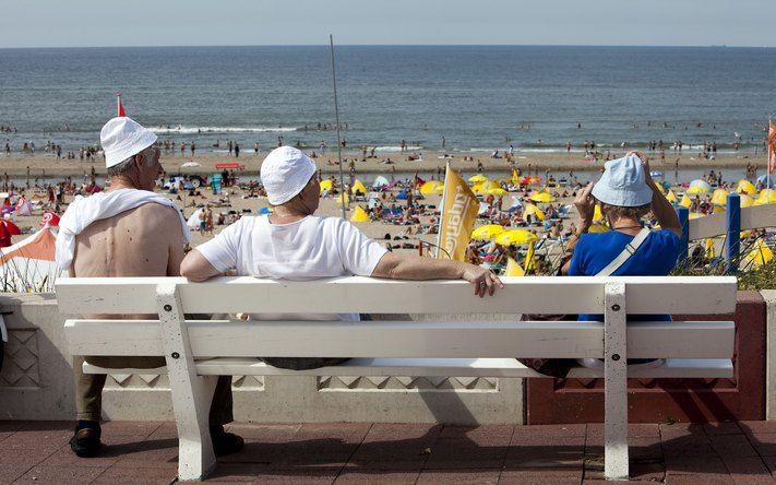 ZANDVOORT - Sommige mensen kiezen voor een bankje aan de boulevard, velen zonnen op het strand van Zandvoort. Het mooie weer trok woensdag veel mensen naar de kust. De parkeerplaatsen langs de kust waren 's middags vol. Foto ANP