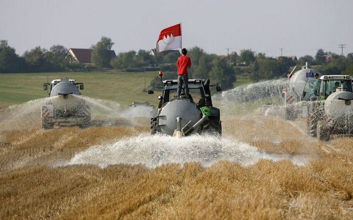 Boze boeren voeren al maandenlang acties tegen de lage handelsprijs van melk. Woensdag is in België nog 6 miljoen liter melk uitgestrooid. De boeren krijgen circa 20 cent per liter, terwijl ze zeggen minstens 40 cent nodig te hebben. De prijzen zijn zo ge