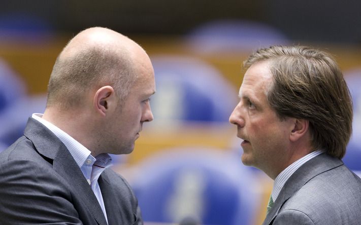 Onderonsje tussen Van der Ham en fractievoorzitter Pechtold van D66 Foto ANP