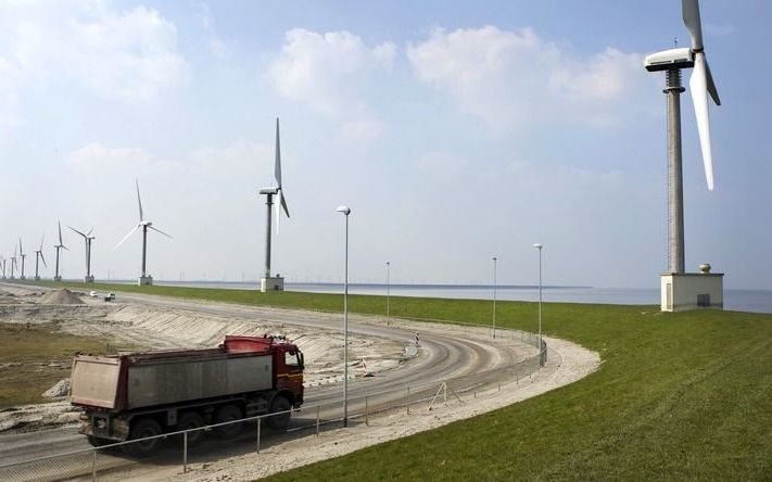 URK – De actiegroep GroenFront! gaat woensdag in Urk het debat aan met tegenstanders van de plaatsing van windmolens bij het vissersdorp. De organisatie Urk Briest hoopt dat GroenFront! een demonstratie op zondagmorgen afgelast. Foto: windmolens aan de Ee