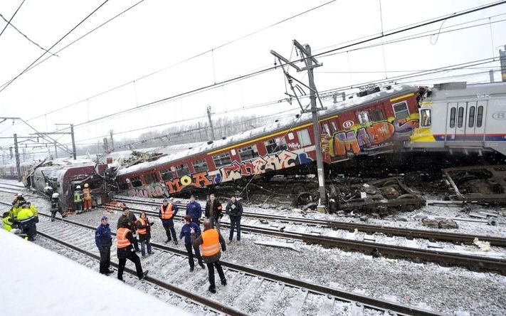 BRUSSEL – Het treinongeluk maandagochtend bij het Belgische Halle was geen frontale botsing. De twee treinen botsten zijdelings tegen elkaar op een wissel. Foto EPA