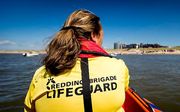 De reddingsbrigade aan het werk voor de kust bij Egmond aan Zee. De sterke stroming in de mui zorgt al tijden voor gevaarlijke situaties in het water. beeld ANP