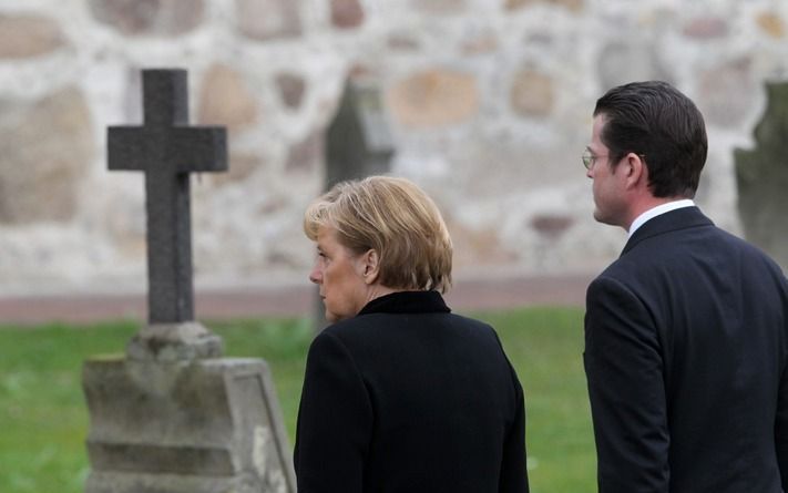 De Duitse bondskanselier Angela Merkerl bezoekt een rouwdienst voor gesneuvelde militairen. Foto EPA