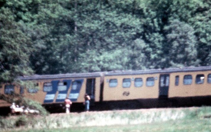 DE PUNT - De treinkaping bij De Punt. Ongeveer 250 Molukkers hebben woensdagmiddag op de begraafplaats in Assen zes treinkapers herdacht die in 1977 bij De Punt om het leven kwamen. - Foto ANP