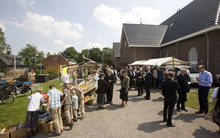 HARSKAMP – Tijdens de zendings en ontmoetingsdag in Harskamp was zaterdag ruime gelegenheid voor ontmoeting rondom het kerkgebouw van de plaatselijke hersteld hervormde gemeente. - Foto Herman Stöver