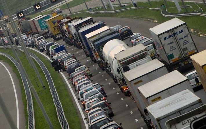 Automobilisten staan de komende jaren vaker in de file. Tot 2012 groeit de drukte op de wegen met 11 tot 14 procent ten opzichte van 2007. Dat blijkt uit de Verkenning Autoverkeer 2012 van het Kennisinstituut voor Mobiliteitsbeleid (KiM), een zelfstandig 