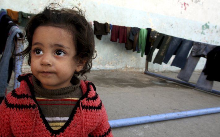 Een Palestijns meisje in een kamp voor mensen van wie het huis is verwoest in de Gazastrook. Foto EPA