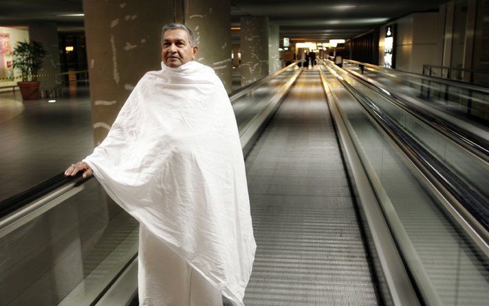 Een Nederlandse pelgrim vertrekt van Schiphol naar Mekka om deel te nemen aan de hadj. Foto ANP