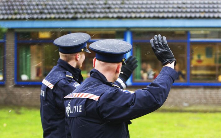 WEESP - Surveillerende agenten in bij een school in Weesp. Foto ANP