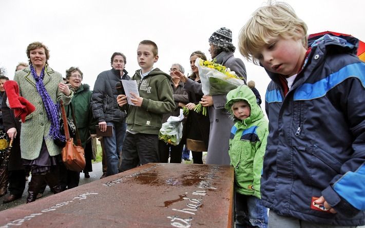 WILNIS - Belangstellenden bekijken woensdag het kunstwerk ter nagedachtenis aan de dijkverschuiving in Wilnis. Foto ANP