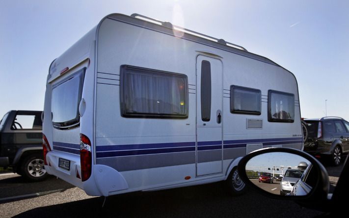 DUIVEN/EMMEN – Meer dan de helft van de caravans die zaterdag voor een vrijwillige inspectie werden aangeboden op parkeerplaatsen voor de Duitse grens, had te kampen met banden die te zacht, te oud of versleten waren. Foto ANP