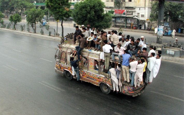 Zeker dertig Pakistanen zijn donderdag om het leven gekomen toen een bus van de weg raakte en in de rivier de Indus stortte. Foto EPA