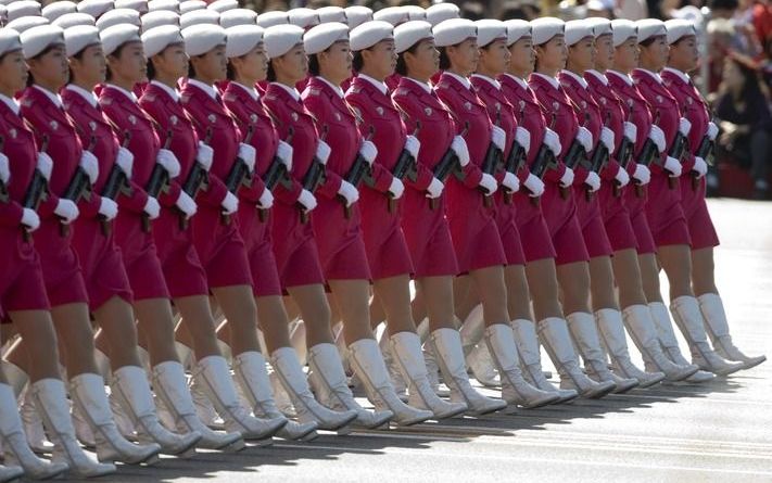 De militairen hebben maandenlang geoefend voor de parade, die het zestigjarig bestaan van de Volksrepubliek China moest eren. Daar werd vooral aandacht besteed aan de passen van de militairen, die precies 75 centimeter lang moesten zijn. Foto EPA