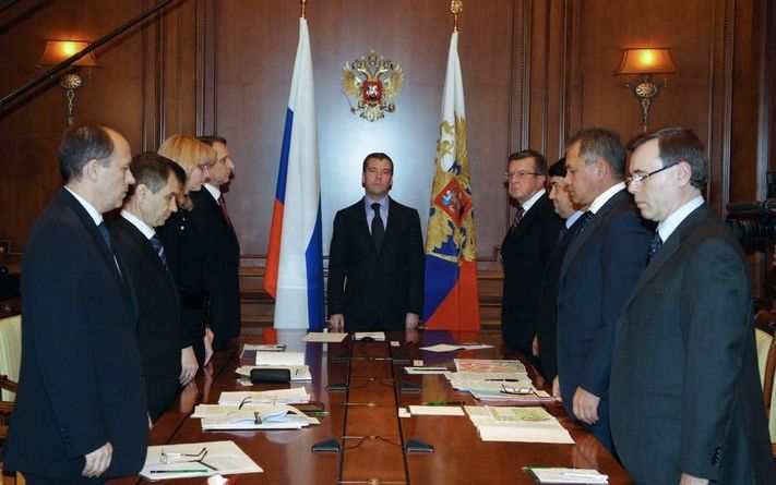 President Medvedev houdt samen met regeringsleden een minuut stilte ter nagedachtenis aan de slachtoffers van de aanslag. Foto EPA