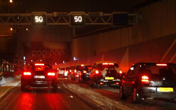 Het verkeer rond Amsterdam zat woensdag vanaf de avondspits tot in de nacht muurvast door fikse sneeuwbuien. Laat op de avond meldde de ANWB op de A9 en de A10 filelengtes van 24 kilometer. Dat is uitzonderlijk voor zo’n laat tijdstip. „Het is goed mogeli