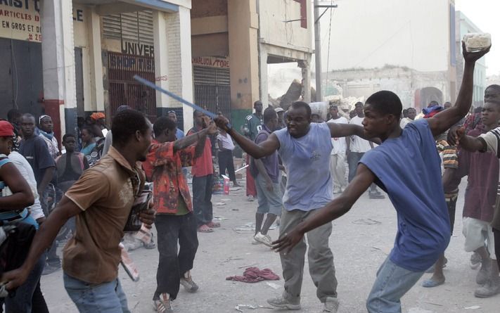 PORT-AU-PRINCE – Plunderaars raakten maandag op diverse plaatsen slaags in de Haïtiaanse hoofdstad Port-au-Prince. Foto EPA