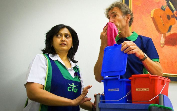 UTRECHT – Schoonmakers op de luchthaven Schiphol gaan woensdagochtend voor 24 uur in staking uit protest tegen het plan van het kabinet om de AOW–leeftijd te verhogen van 65 naar 67 jaar. Het schoonmaken van vliegtuigen is van de actie uitgezonderd. Dat m