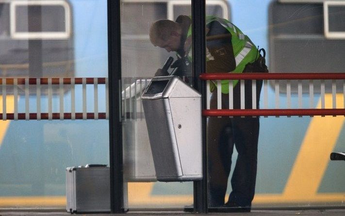 Een explosievenverkenner verricht sporenonderzoek op het station in Den Bosch. Foto ANP