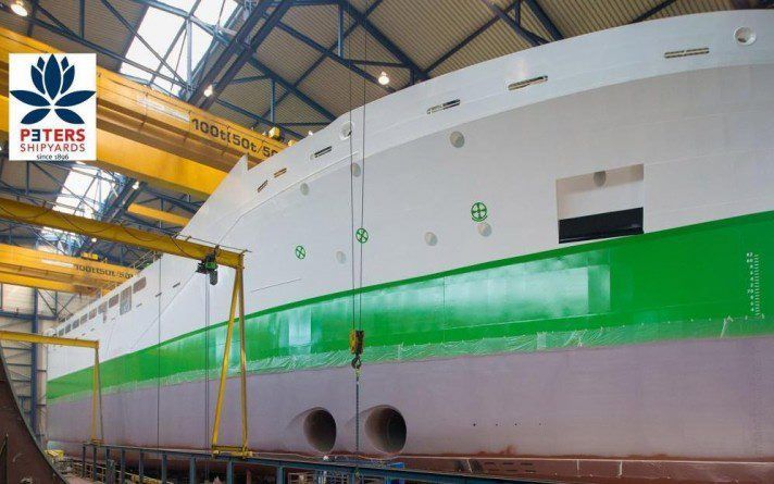 KAMPEN. Schip in aanbouw bij de Kamper scheepswerf Peters Shipyards, die nu in financiële problemen is gekomen. beeld Peters Shipyards