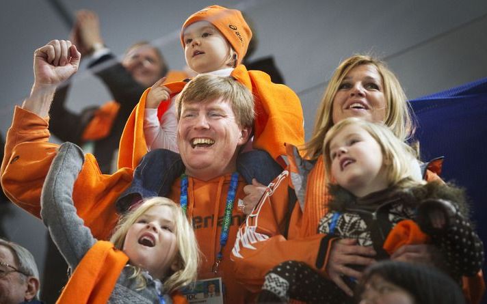 VANCOUVER - Kroonprins Willem-Alexander en prinses Maxima op de tribune in Vancouver tijdens de Olympische Spelen samen met hun dochters Amalia (L), Alexia (R) en Ariane (M). Foto ANP