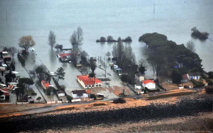 L’AIGUILLON-SUR-MER – Twee dagen na de storm Xynthia ligt het gebied tussen La Rochelle en L’Aiguillon-sur-Mer aan de Atlantische kust er troosteloos bij. Foto EPA