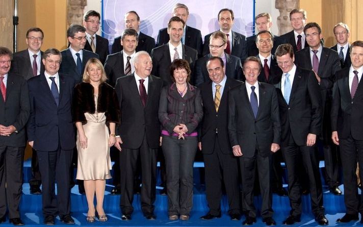 CORDOBA - Minster Verhagen heeft zaterdag bij het EU-beraad voorgesteld om watermanagement in te zetten in het onderhandelingsproces tussen Israël en de Palestijnen. Foto EPA