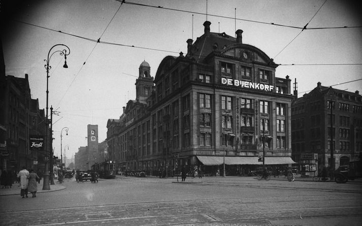 AMSTERDAM – Warenhuis de Bijenkorf bestaat 140 jaar. In 1870 opende Simon Philip Goudsmit het Magazijn de Bijenkorf, een kleine fourniturenwinkel aan de Amsterdamse Nieuwendijk 132. Foto ANP