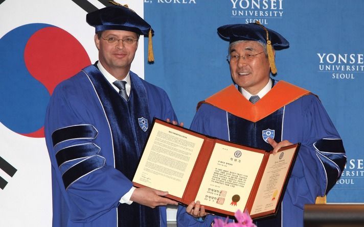 Premier Balkenende heeft woensdag een eredoctoraat ontvangen in Seoul. Foto EPA