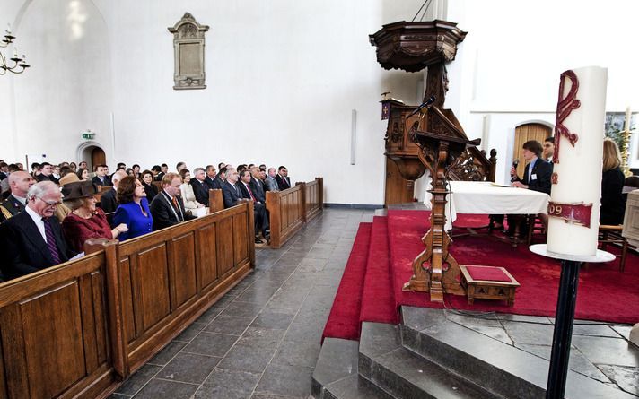 Koningin Beatrix is een regelmatige bezoeker van kerkdiensten in de Haagse Kloosterkerk. Foto: recent woonde zij in dezelfde kerk een bijeenkomst voor jongeren bij. beeld ANP