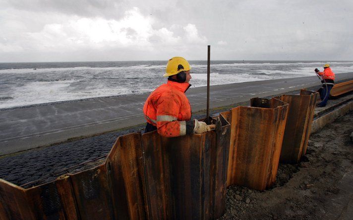 PETTEN – De provincie Noord–Holland heeft een streep getrokken door een van de vier scenario’s voor de versterking van de Hondsbossche en Pettemer Zeewering. Verhoging van de dijk is wat de provincie betreft onvoldoende. Dat heeft een woordvoerder van de 