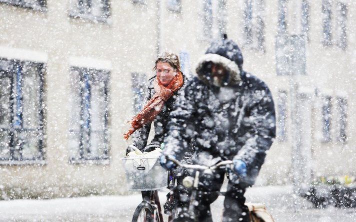 Na een extreem drukke ochtendspits lijkt chaos op de wegen dinsdagmiddag uit te blijven. Rond 16.30 uur stond er in totaal 200 kilometer file, tegen normaal 130 kilometer, zo meldde de ANWB. „Er zijn plaatselijk veel regen-, hagel- en sneeuwbuien en die z