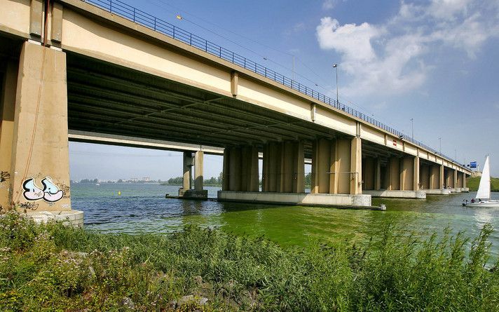 Trucks mogen deels weer over Hollandse Brug. Foto ANP